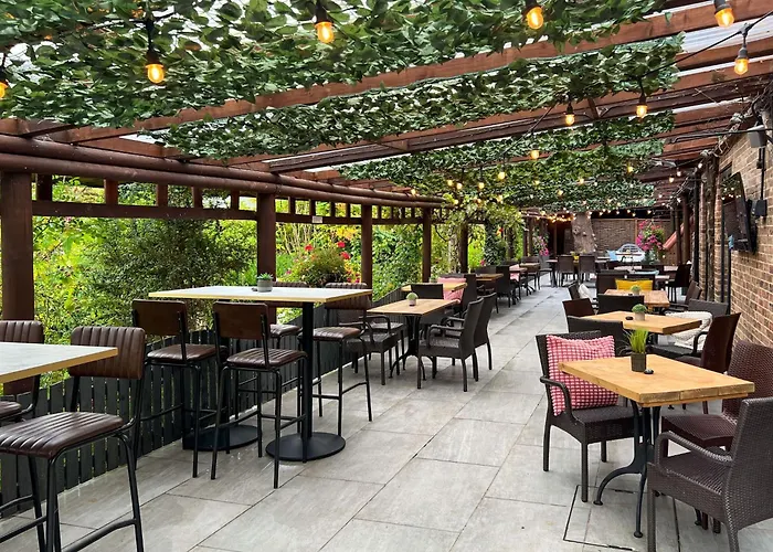 Blissful Corner Yorkshire With Hot Tub And Onsite Bistro 펜션 *