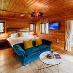 Blissful Corner Yorkshire With Hot Tub And Onsite Bistro